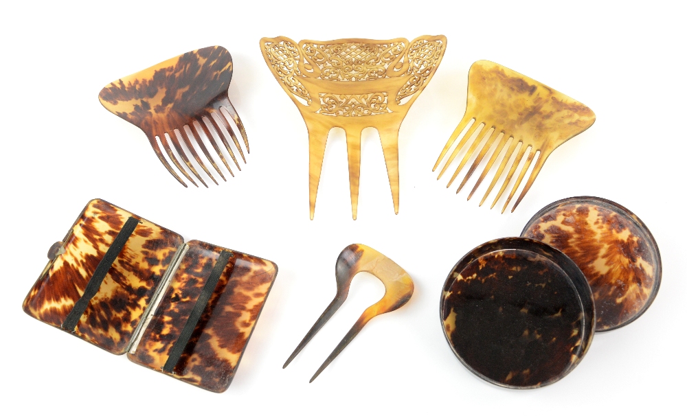 A group of hair combs, including one in tortoiseshell 16.5 x 12.2cm, one in horn and a larger - Bild 2 aus 2