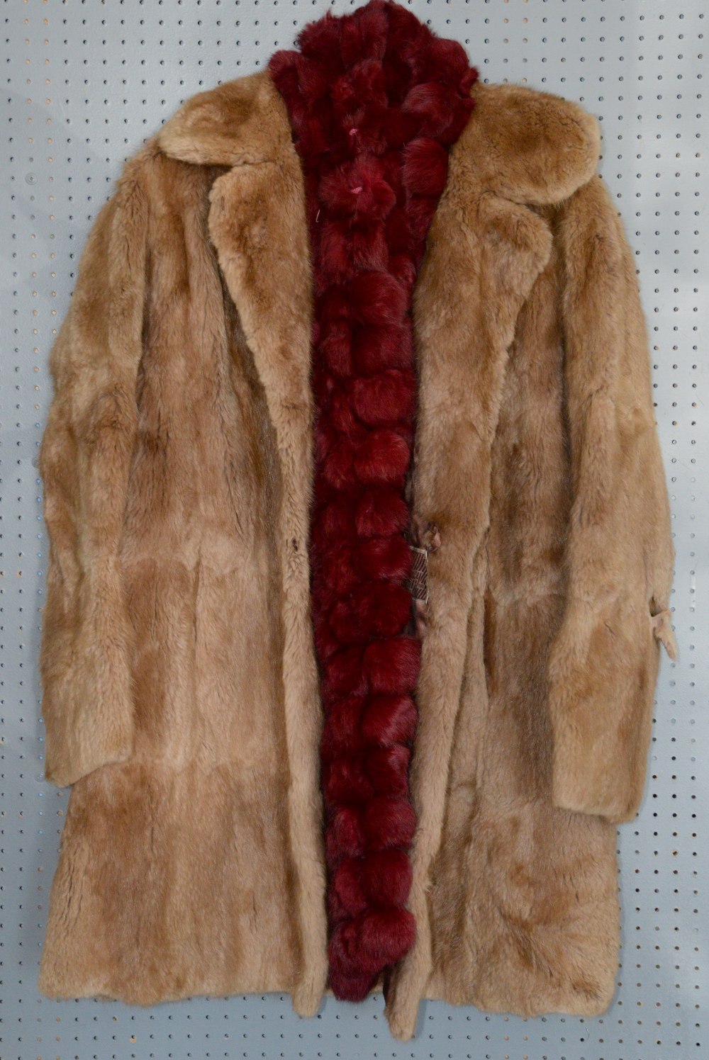 Assorted fur to include 5 fur coats-, 1 fur gilet, a red rabbit fur scarf, and black coat with fur - Image 5 of 9