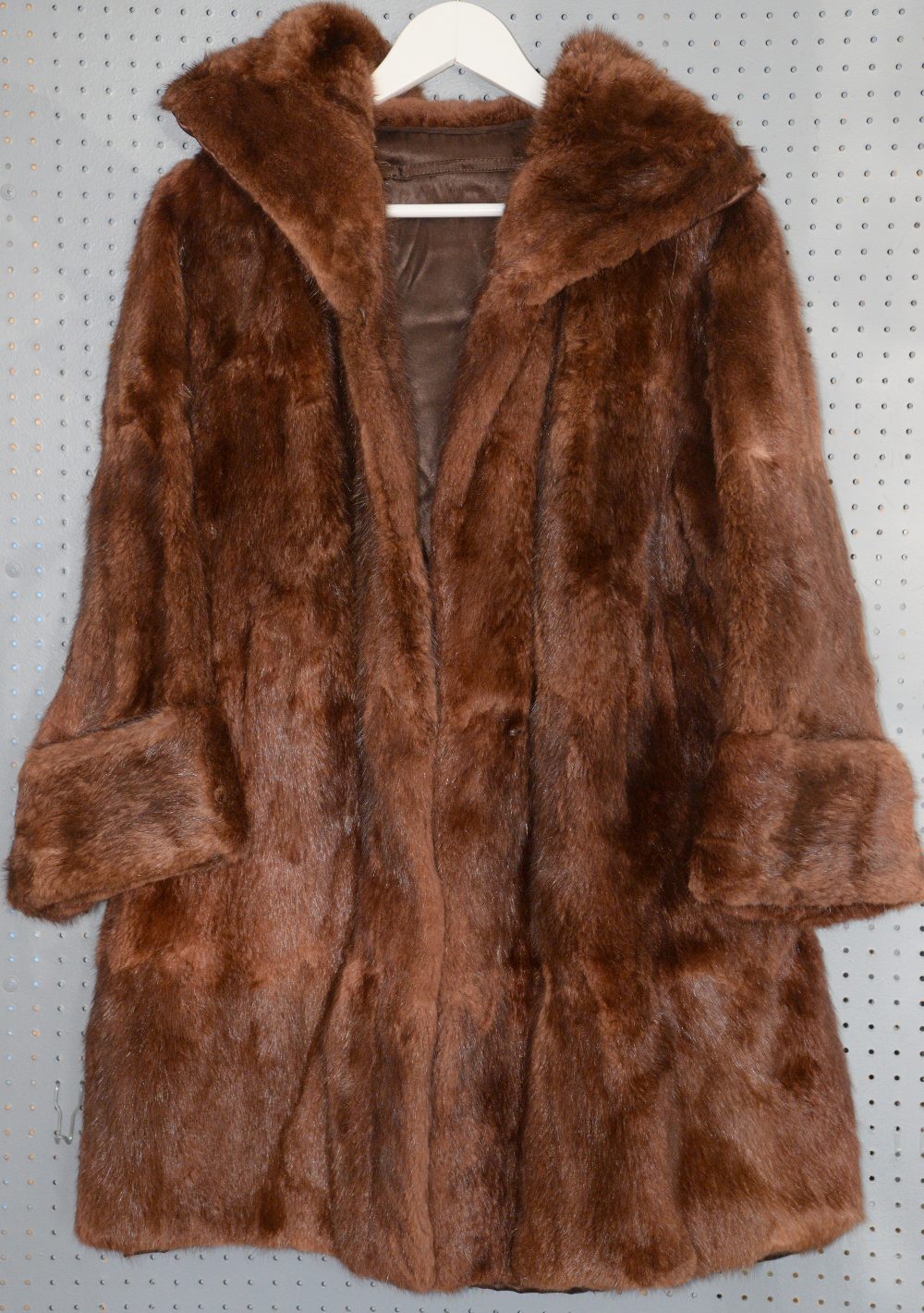 Assorted fur to include 5 fur coats-, 1 fur gilet, a red rabbit fur scarf, and black coat with fur - Image 7 of 9