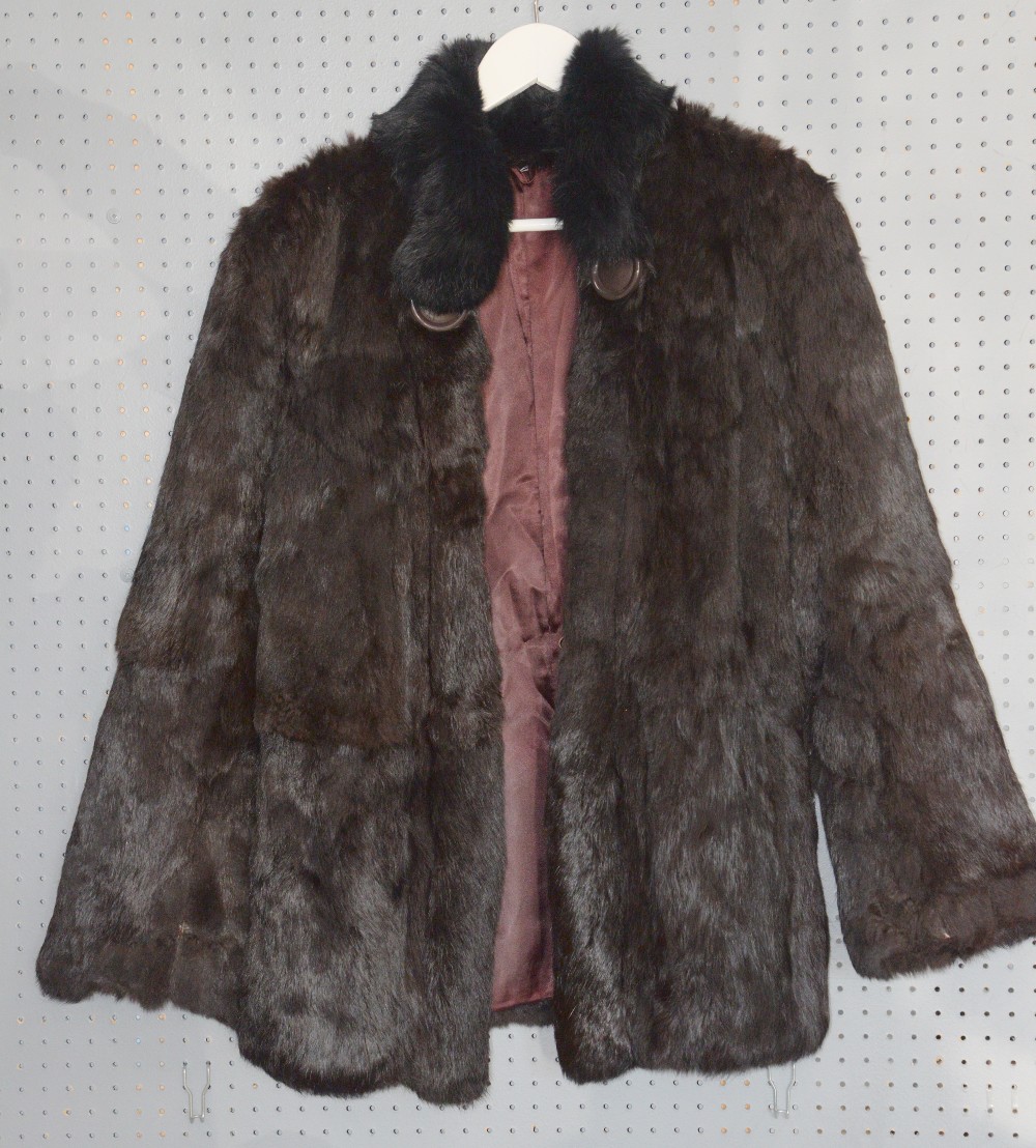 Assorted fur to include 5 fur coats-, 1 fur gilet, a red rabbit fur scarf, and black coat with fur - Image 2 of 9