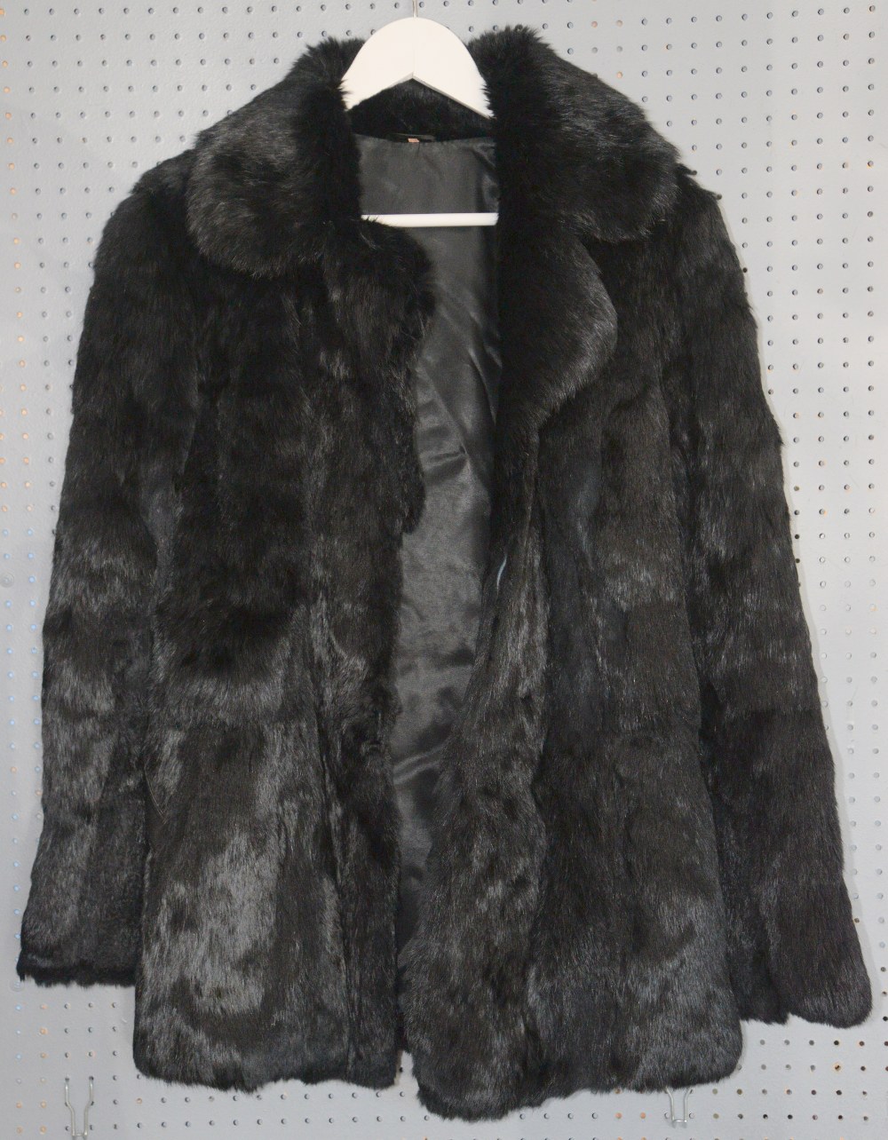 Assorted fur to include 5 fur coats-, 1 fur gilet, a red rabbit fur scarf, and black coat with fur - Image 8 of 9