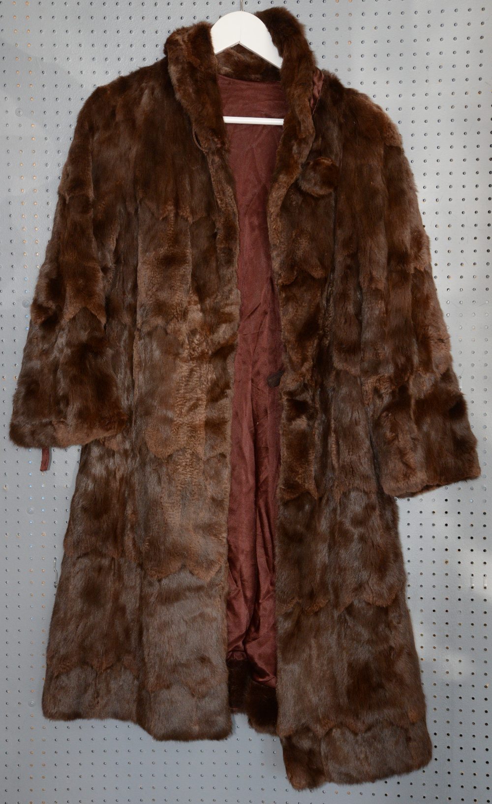 Assorted fur to include 5 fur coats-, 1 fur gilet, a red rabbit fur scarf, and black coat with fur - Image 3 of 9