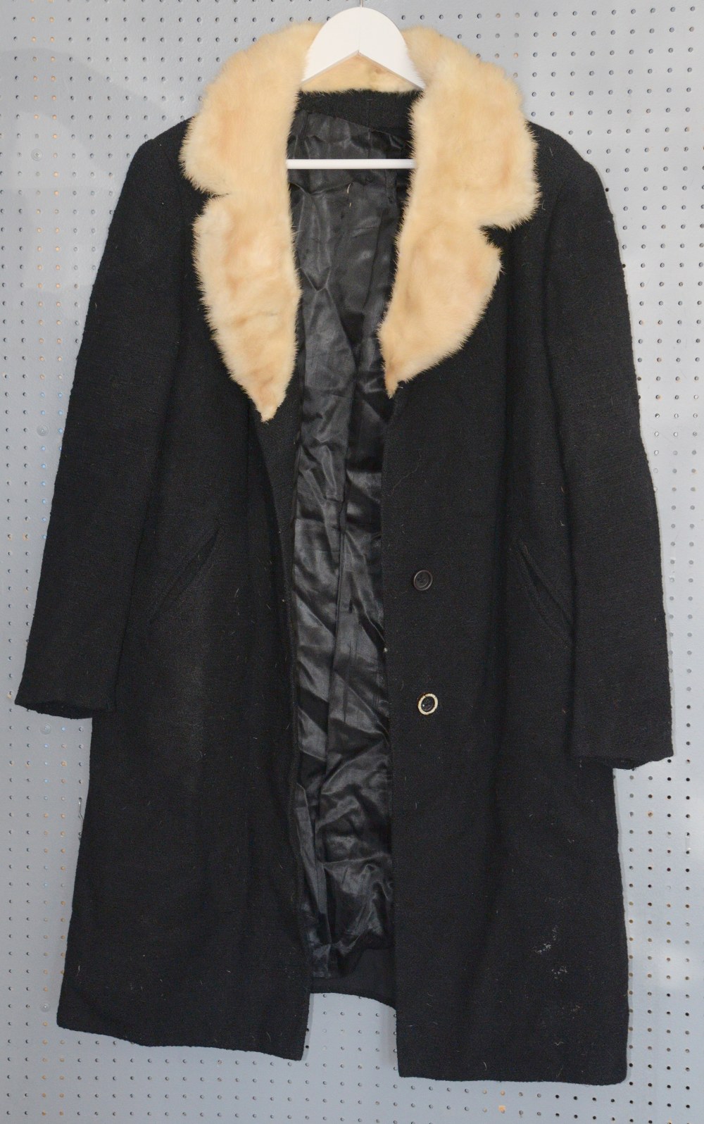 Assorted fur to include 5 fur coats-, 1 fur gilet, a red rabbit fur scarf, and black coat with fur - Image 4 of 9