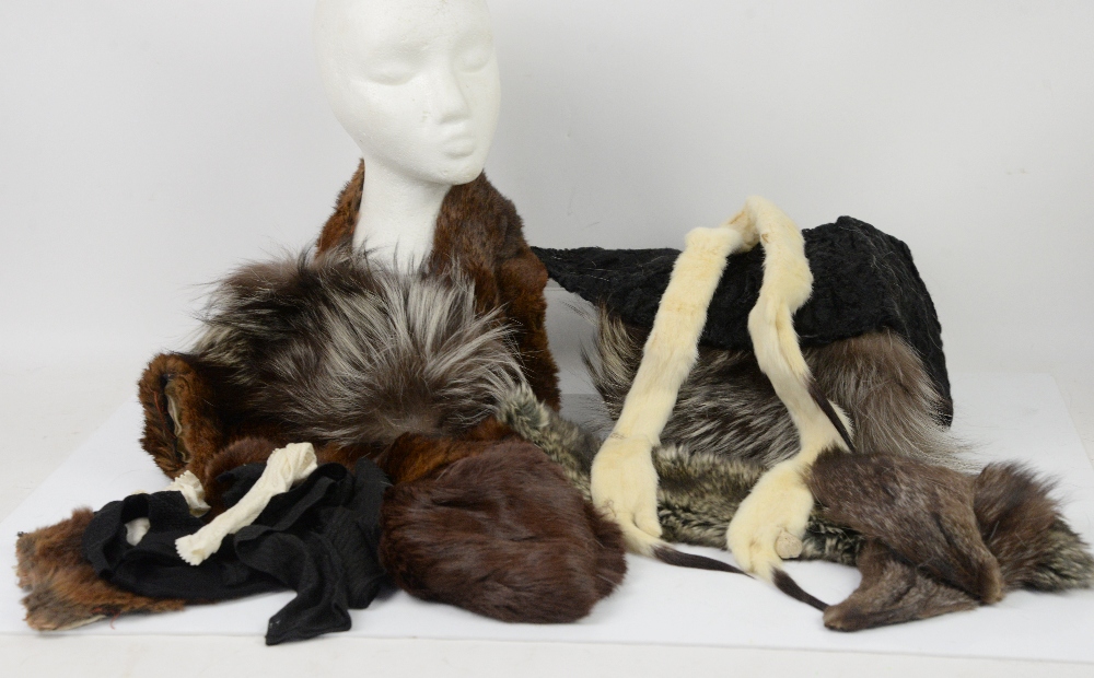 Vintage fur accessories including Ermine tippet, long blue Fox stole and cuffs, and early 20th - Image 4 of 4