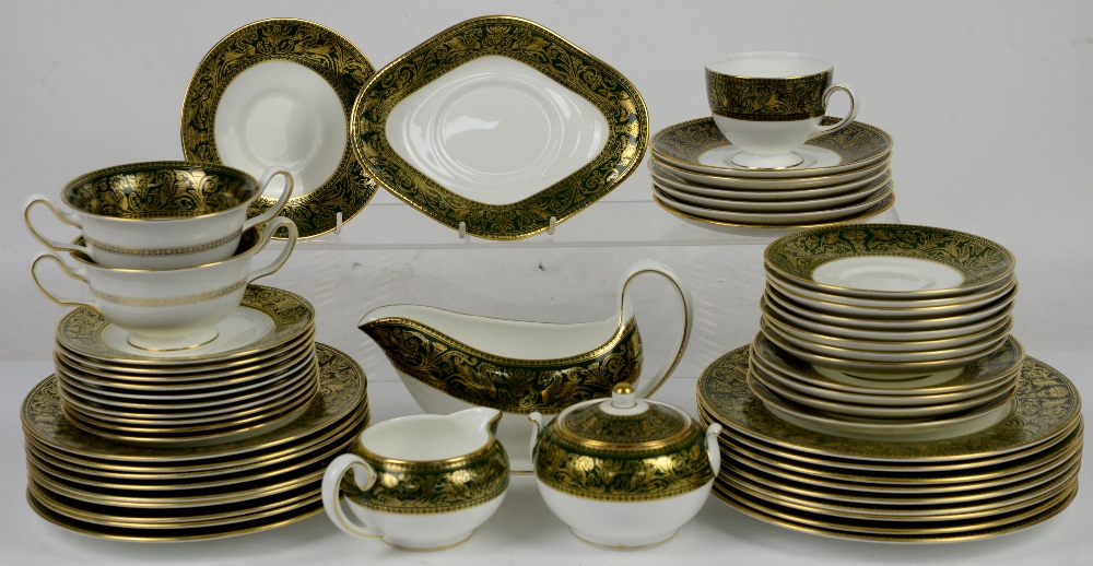 Wedgwood Florentine dinner service with gilded decoration on green banded rim 23cm diam dinner