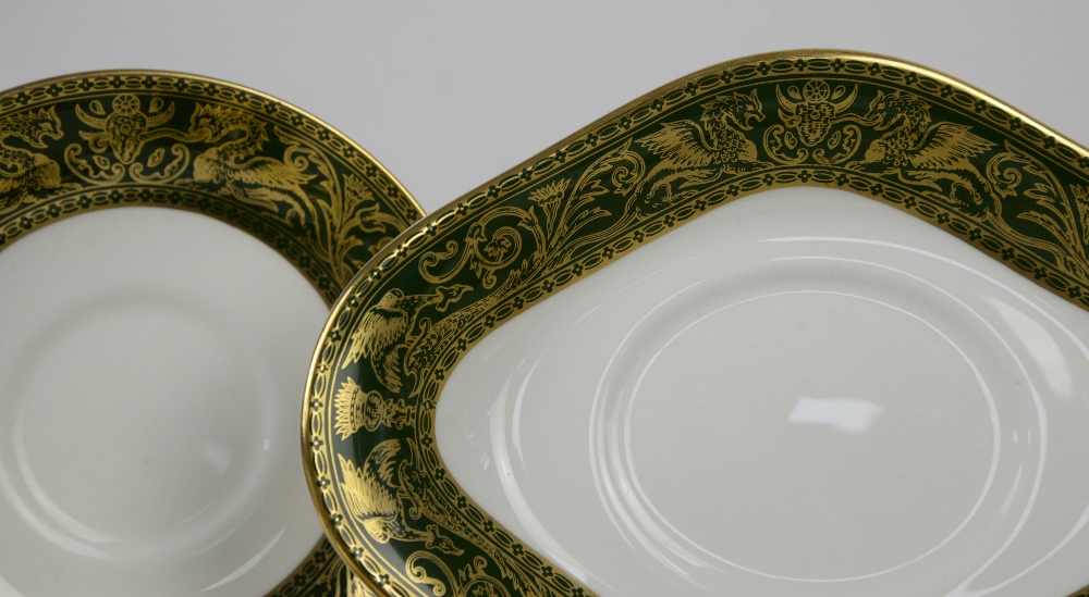 Wedgwood Florentine dinner service with gilded decoration on green banded rim 23cm diam dinner - Image 3 of 7