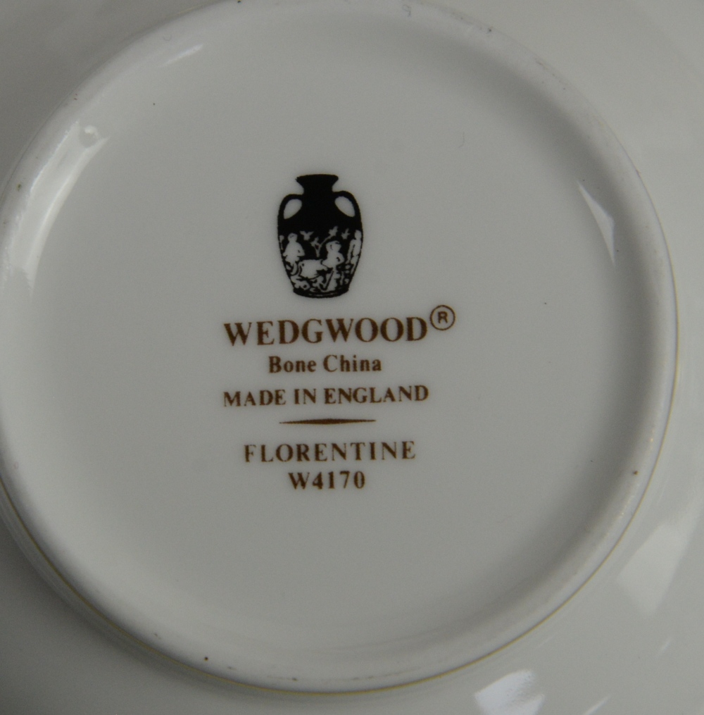 Wedgwood Florentine dinner service with gilded decoration on green banded rim 23cm diam dinner - Image 4 of 7