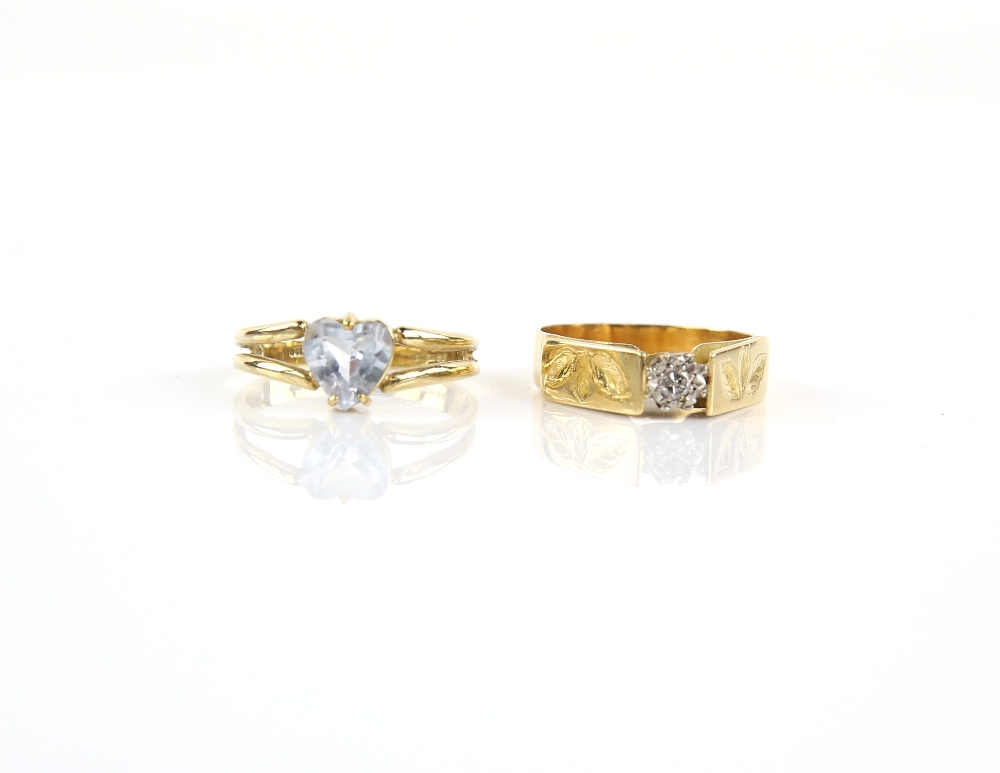 Mixed group of gold jewellery, including a vintage single stone diamond ring, with leaf detail on - Image 3 of 3