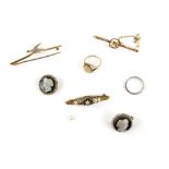Mixed group of jewellery, including a floral engraved wedding band, 2.6mm, stamped platinum, ring