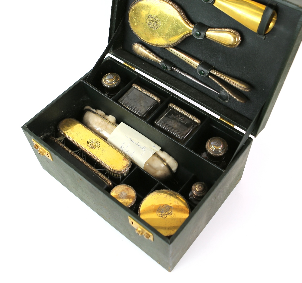 Parcel-gilt silver-plated travel dressing table set, comprising dressing table bottles, brushes, - Image 2 of 4