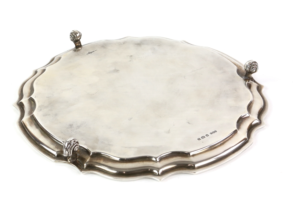 Modern silver salver with pie crust border on three scroll feet, by E P & Co., Sheffield, 1966, 17. - Image 2 of 4