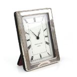 Modern silver-mounted clock, by Robert & Dore, London 1991, 15.5 cm high 155 x 115mm