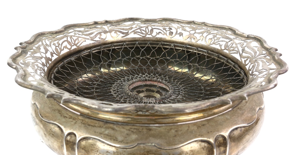 Edward VII silver rose bowl with pierced serpentine border on three scroll feet, by Goldsmiths & - Image 2 of 5