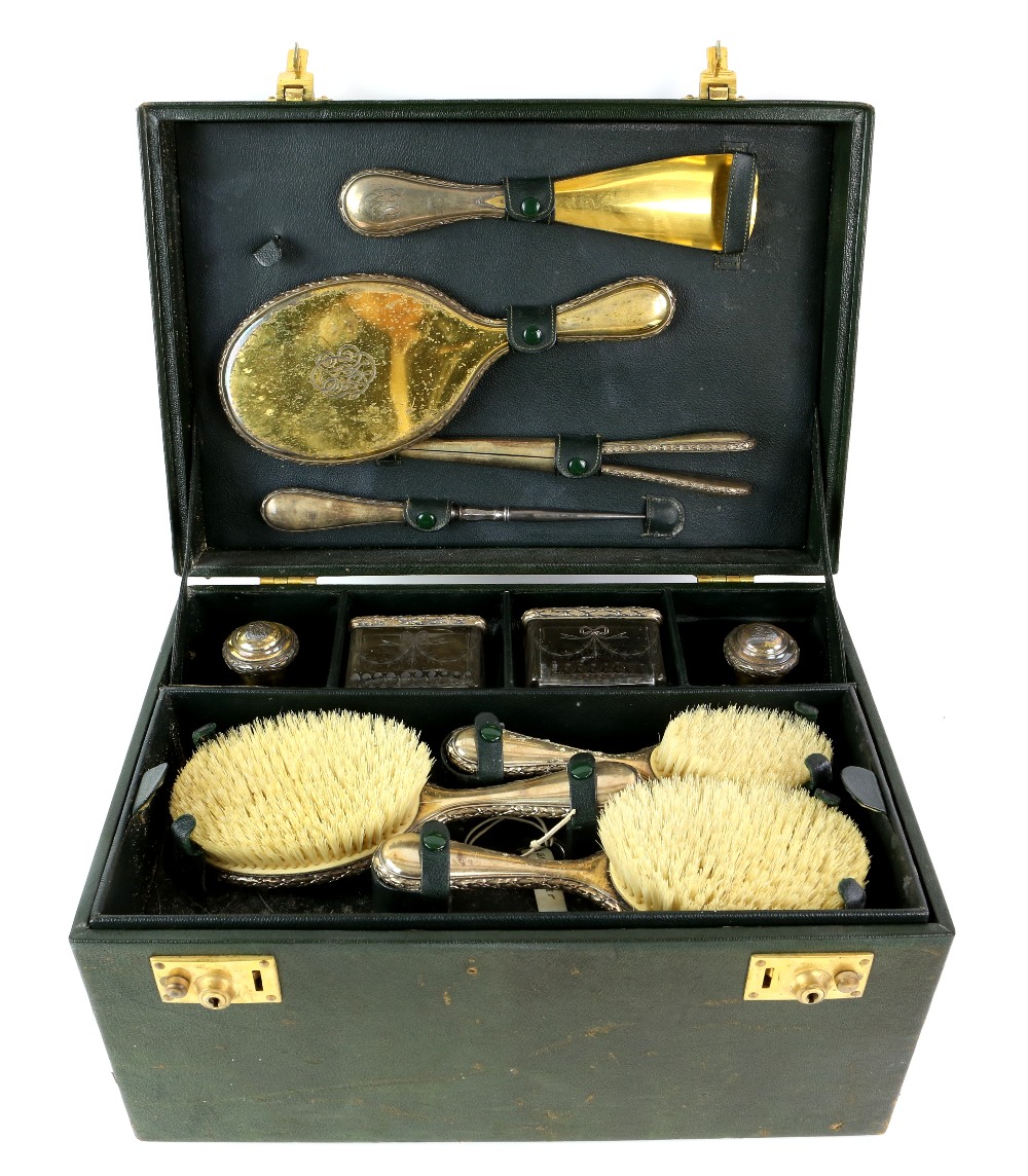 Parcel-gilt silver-plated travel dressing table set, comprising dressing table bottles, brushes, - Image 3 of 4