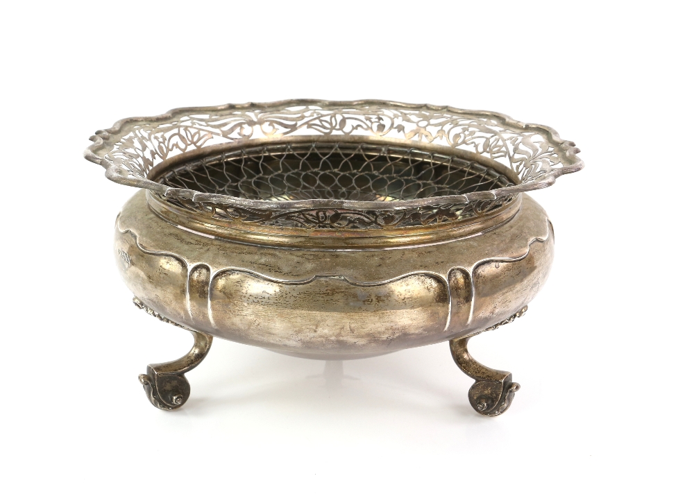 Edward VII silver rose bowl with pierced serpentine border on three scroll feet, by Goldsmiths &