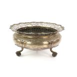 Edward VII silver rose bowl with pierced serpentine border on three scroll feet, by Goldsmiths &
