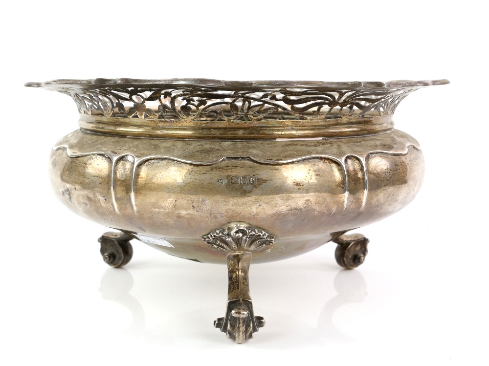 Edward VII silver rose bowl with pierced serpentine border on three scroll feet, by Goldsmiths & - Image 3 of 5