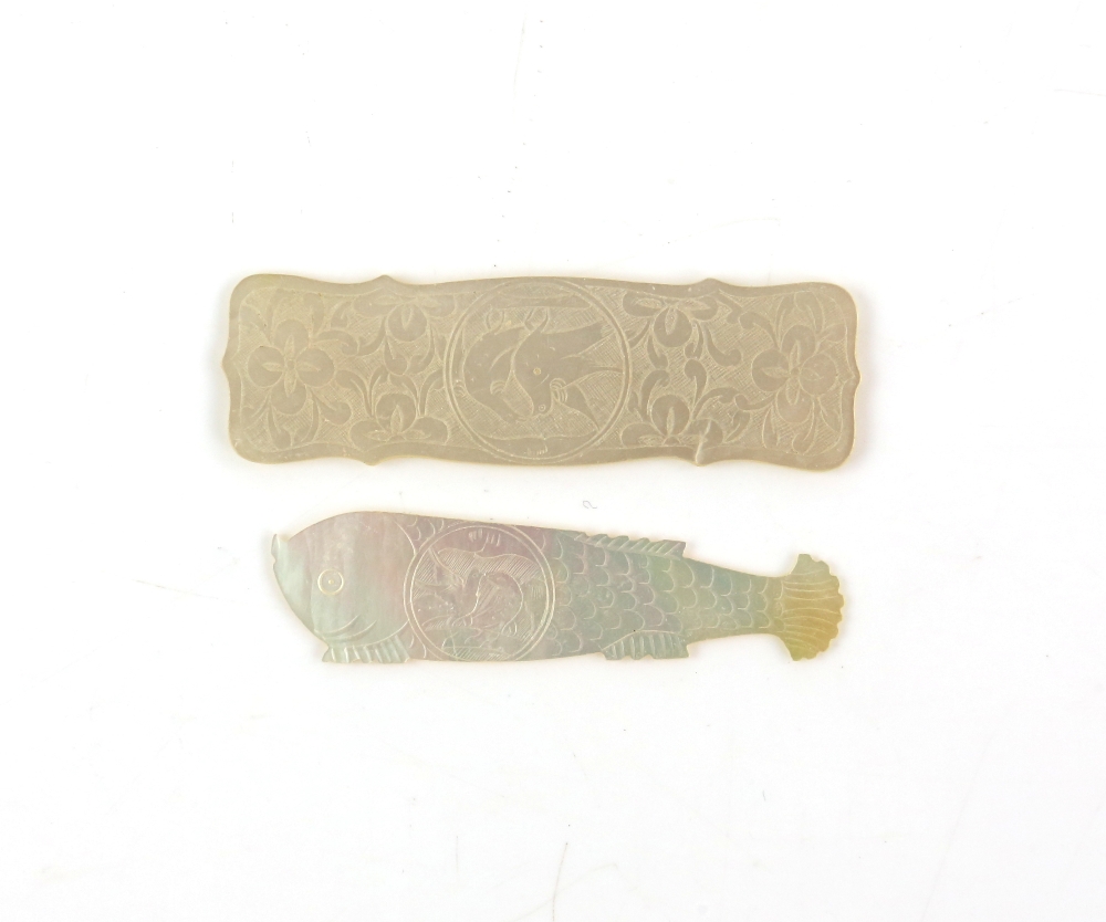 Collection of over 200 mother-of-pearl games counters of various shapes to include fish, - Image 11 of 24