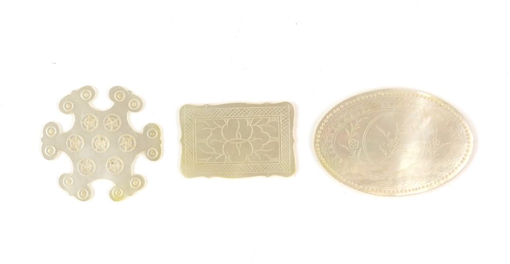 Collection of over 200 mother-of-pearl games counters of various shapes to include fish, - Image 16 of 24