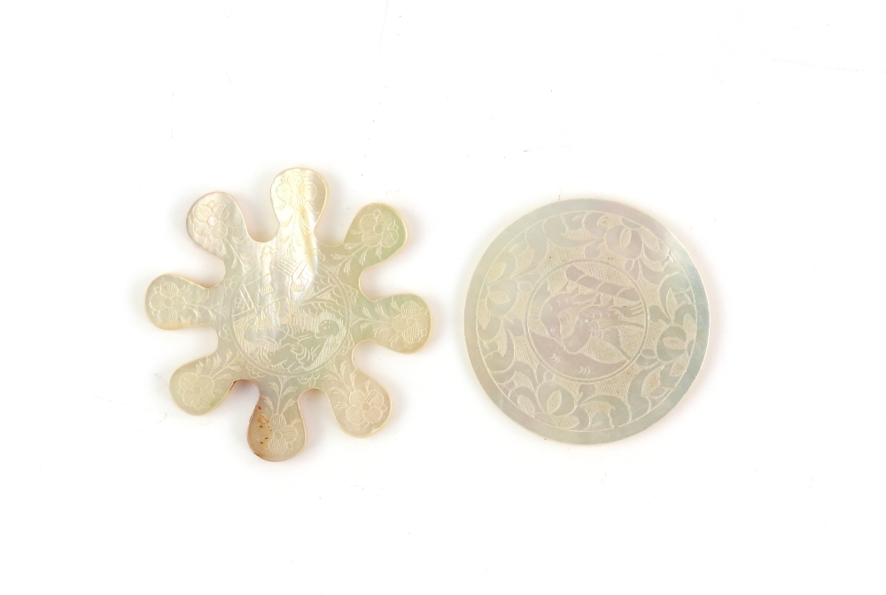 Collection of over 200 mother-of-pearl games counters of various shapes to include fish, - Image 20 of 24