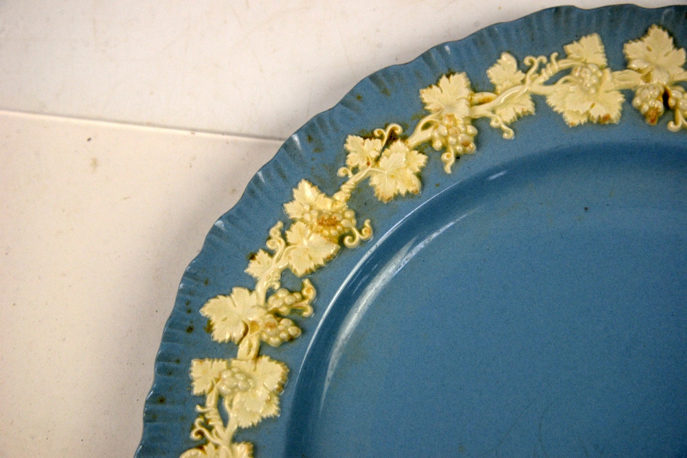 Wedgwood Etruria Embossed Queens Ware Part Tea and Dinner Service in blue and white, comprising 6 - Image 4 of 5