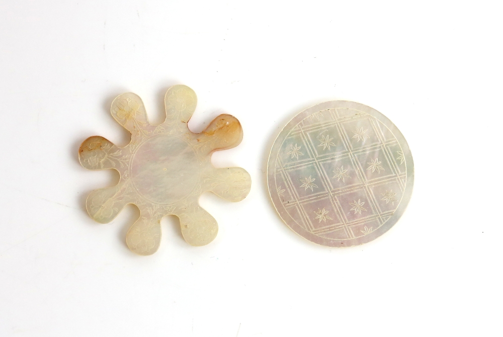 Collection of over 200 mother-of-pearl games counters of various shapes to include fish, - Image 21 of 24