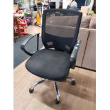 MODERN BLACK AND CHROME BASED OFFICE CHAIR