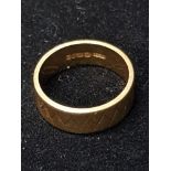 18CT GOLD WEDDING BAND SIZE M WEIGHT 5.2G