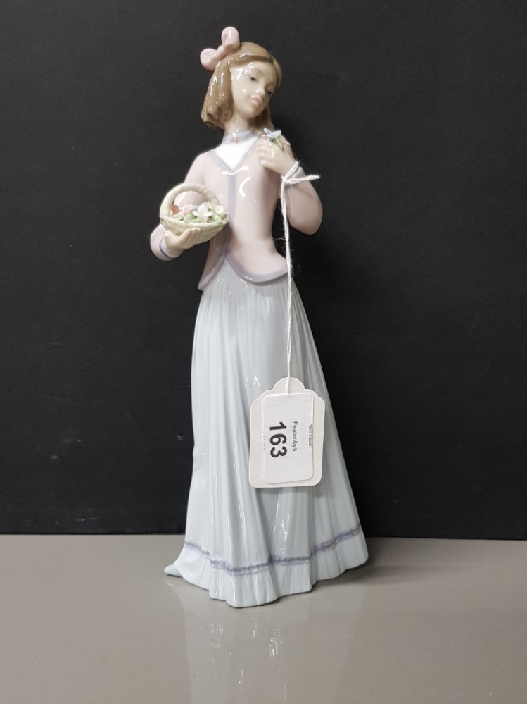 LLADRO FIGURINE 7644 INNOCENCE IN BLOOM