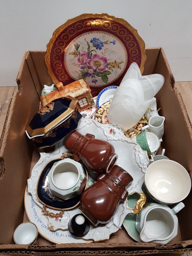 A BOX OF ASSORTED WARE INC WEDGWOOD ROYAL WORCESTER ENGLISH GARDEN CLOUDED GLASS SHADES ETC