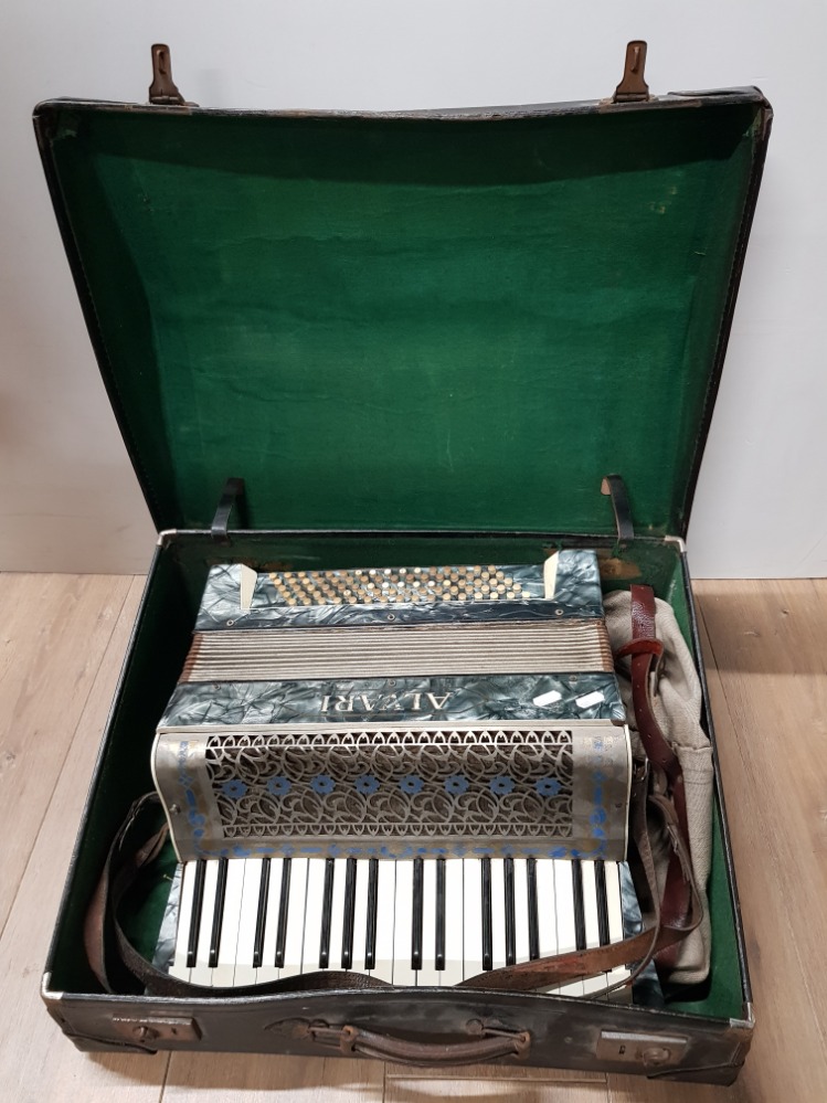 VINTAGE ALVARI 1940S GERMAN PIANO ACCORDION IN ORIGINAL CARRY CASE