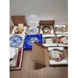 QUANTITY OF MISCELLANEOUS COLLECTORS PLATES INCLUDES WEDGWOOD SPODE AND ROYAL ALBERT CALENDAR
