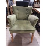 A GREEN UPHOLSTERED BUTTON BACK BEDROOM CHAIR