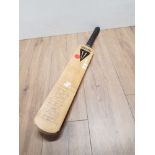 DUNCAN FEARNLEY CRICKET BAT SIGNED BY THE GLOUCESTERSHIRE AND GLAMORGAN PLAYERS
