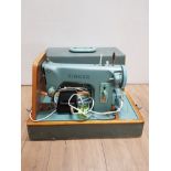 A VINTAGE SINGER SEWING MACHINE IN ORIGINAL CASE