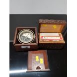 A VINTAGE BRASS SINGER COMPASS IN A MAHOGANY FITTED DISPLAY BOX TOGETHER WITH VINTAGE PLAYING