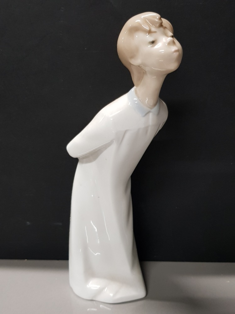 LLADRO FIGURE 4869 BOY BLOWING WITH ORIGINAL BOX HEIGHT 20CM