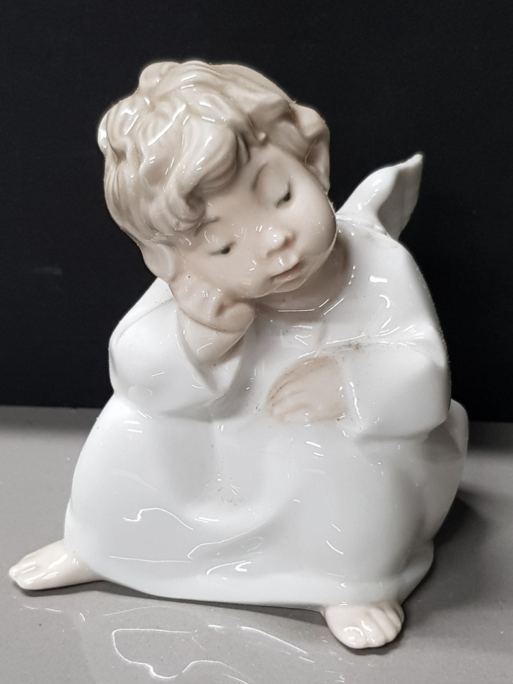 LLADRO FIGURE 4539 ANGEL THINKING WITH ORIGINAL BOX HEIGHT 10CM