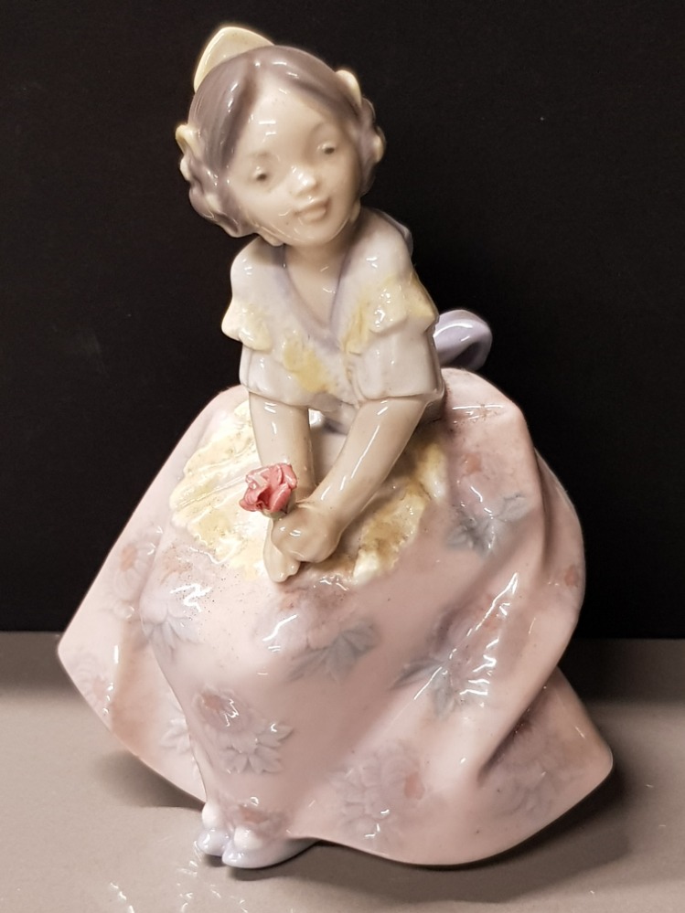 LLADRO FIGURE 5372 LOLITA WITH ORIGINAL BOX HEIGHT 11.5CM