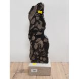 INTERESTING FOSSILIZED SCULPTURE ON MARBLE BASE HEIGHT 44CM