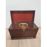 VINTAGE MAHOGANY TEA CADDY WITH BRASS CENTRE PIECE NA