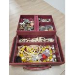 A TRAY OF ASSORTED COSTUME JEWELLERY