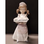 LLADRO FIGURE 6235 DINNER IS SERVED WITH ORIGINAL BOX HEIGHT 19CM