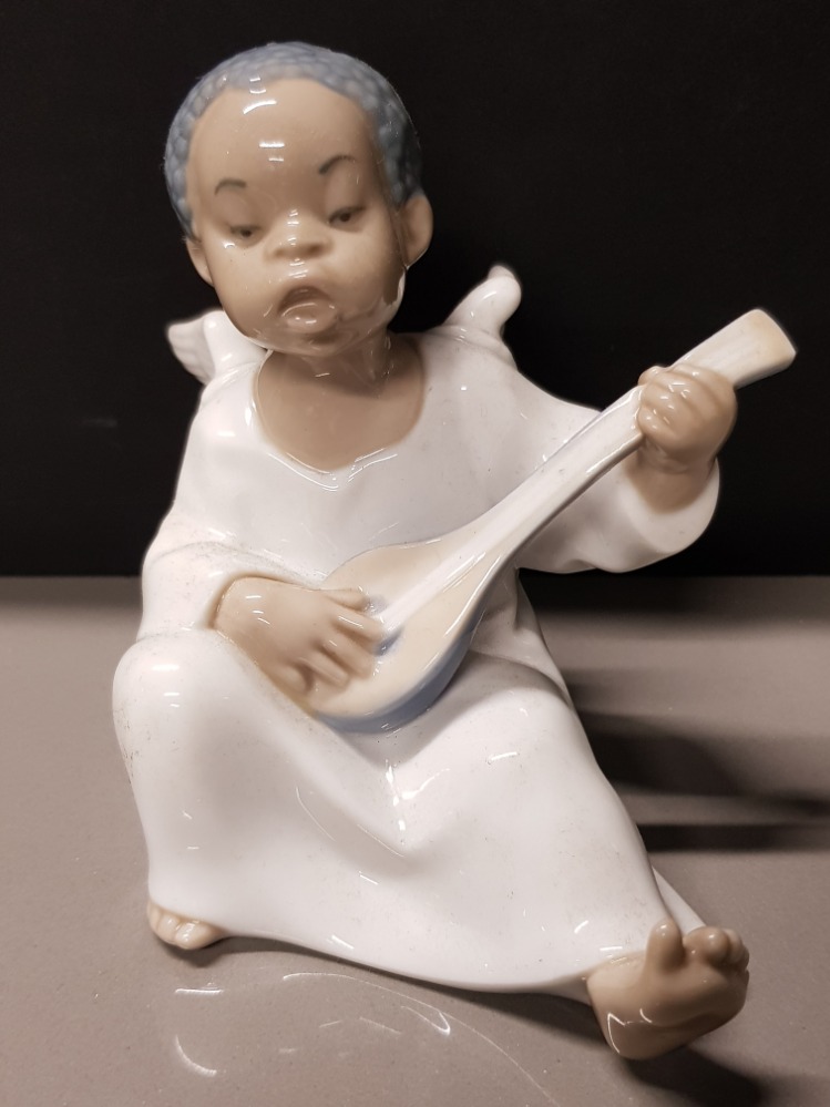 LLADRO FIGURE 4537 ANGEL BLACK PLAYING LUTE WITH ORIGINAL BOX HEIGHT 11CM