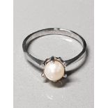 SILVER AND PEARL RING SIZE Q