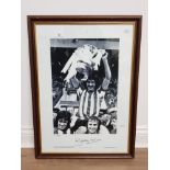 FRAMED LIMITED EDITION PRINT 69/1000 OF BOBBY KERR AFTER SUNDERLANDS VICTORY OVER LEEDS IN THE FA