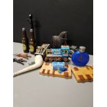 QTY OF VINTAGE ITEMS INCLUDES NOVELTY GUINNESS SALT AND PEPPER, TIN TRAIN AND HAND CARVED WOODEN