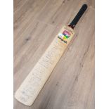 VINTAGE GLOUCESTERSHIRE CCC AND NOTTINGHAMSHIRE CCC SIGNED BY BOTH TEAMS CRICKET BAT