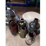 MODERN MISCELLANEOUS POTTERY VASES INCLUDES 1 GLASS VASE AND LARGE CENTRE BOWL