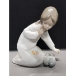 LLADRO FIGURE 4523 LITTLE GIRL WITH SLIPPERS